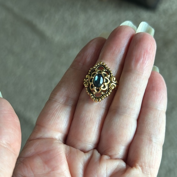 Vintage women’s 8 1/2  Avon Family Heirloom Ring - Picture 2 of 2